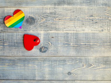 Kalp kalpli Lgbt bayrak ve kırmızı ışık mavi üzerinde küçük ladybag yalanla ahşap tahta dokulu, kutlama için tasarım bilgileri yerleştirmek için boş alanı olan