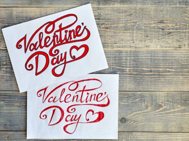 Selamlar Sevgililer günü için kırmızı beyaz çarşaflar ve ly boyalı