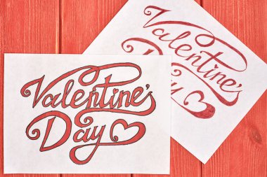 Kırmızı ve siyah yazı tipi mürekkeple çizilir ve jel kalem kırmızı yazı tipidir. Sevgililer günü için bir dizi için uygundur. Yakın çekim, üstten görünüm. 