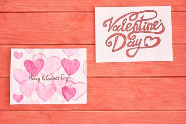 Kırmızı ve siyah yazı tipi mürekkep ve mor pembe suluboya çizilir. Tasarım malzeme, Sevgililer günü için bir dizi için uygun eklemek için boş alan. Yakın çekim, üstten görünüm. 