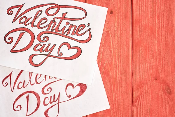 Yakın çekim, üstten görünüm. Kırmızı ve siyah yazı tipi mürekkeple çizilir ve jel kalem kırmızı yazı tipidir. Tasarım malzeme, Sevgililer günü için bir dizi için uygun eklemek için boş alan