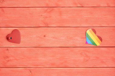 İki kalp bir arka plan üzerinde yaşam mercan rengini yalan. Gökkuşağı Lgbt topluluğu ile bir kalp ve diğer kırmızı bir böceğin nasıl ezildiğini ile ters yalan her diğer. Düz yatıyordu, en iyi görünüm, kopya alanı