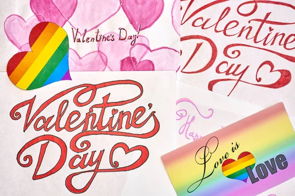 Papierblätter Mit Grüßen Zum Valentinstag Darauf Das Herz Des Regenbogens — Stockfoto