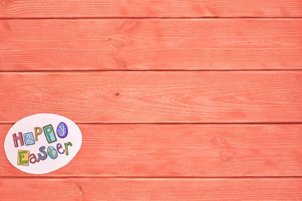 Bir kağıt kesme yumurta ile bir çam ağacı üzerinde yazıt 