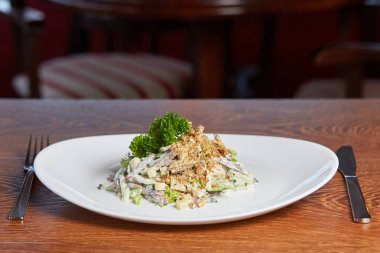 sığır dili, konserve ananas, marul salatası Salantro ile dekore edilmiş ve yalan beyaz bir plaka restoran masaya servis ceviz serpilir