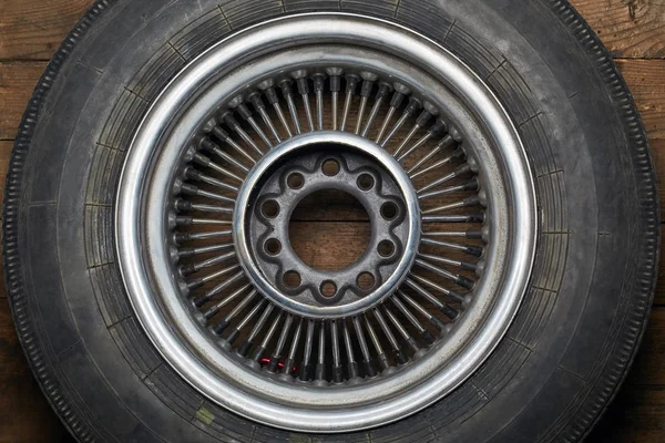 Gammal bil hjul på ekrar med damm och smuts, som är lämplig för retro, trimmade bilar eller motorcyklar — Stockfoto