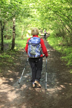 Ormanda yürüyen bir kadın