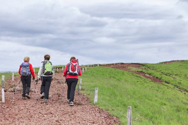 kadınlar yol üzerinde hiking