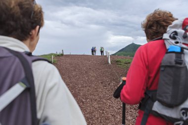 Grup zirveye yürüyüş yürüyüşçü
