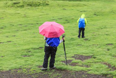 yağmur altında yürümek yürüyüş yapan grup