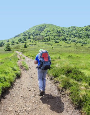 Grup bir yolda yürürken yürüyüşçü