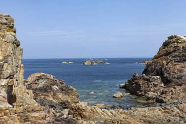 okyanus yakınındaki kayaların oluşumu