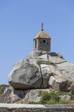 küçük kilise bir kayaya ayarla