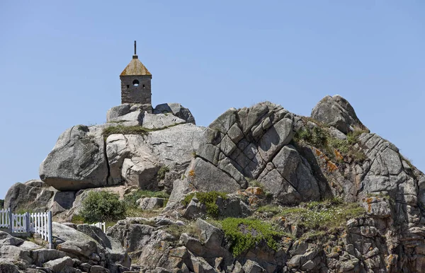 在岩石上设置的小教堂 — 图库照片