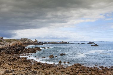 brittany kenarı kırmızı kayalar