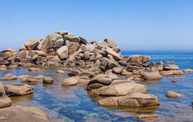 brittany kıyılarında kaya oluşumu