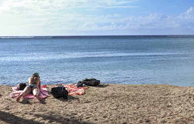 kumun üzerinde yatan kadın