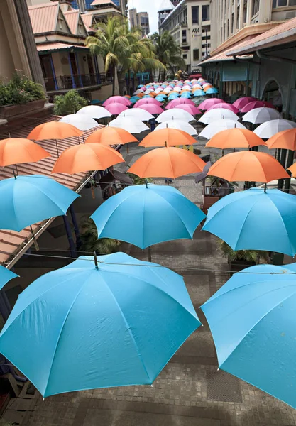 Rua Coberta Por Guarda Chuvas Coloridos — Fotografia de Stock