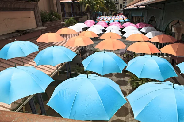 Ulice Vztahuje Coloful Deštníky — Stock fotografie