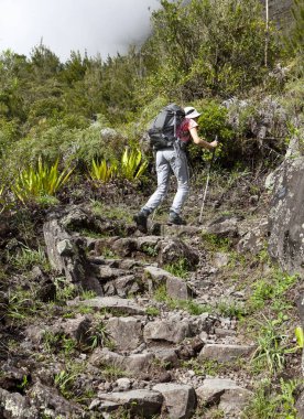 taşlı yolda hiking kadın