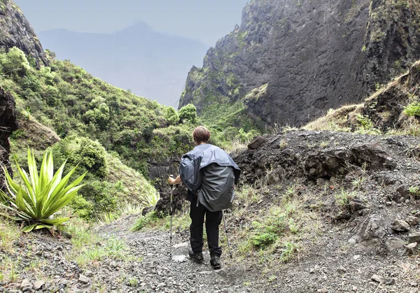 Kadın Bir Çamurlu Yolda Hiking — Stok fotoğraf