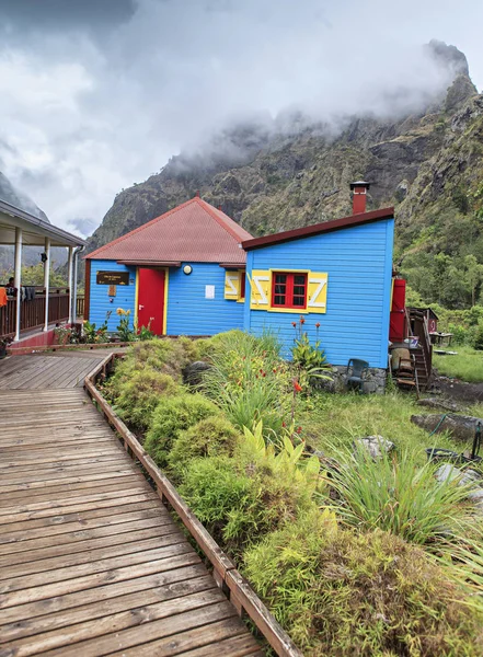 Casa Color Que Sirve Como Refugio —  Fotos de Stock