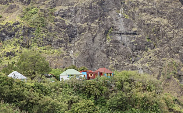 カラフルな避難所と山を背景に — ストック写真