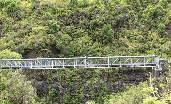 穿越河流的金属桥 — 图库照片