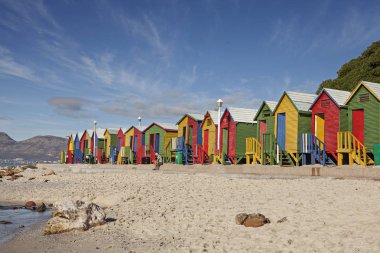 Güney Afrika 'da plajda Renkli kabin