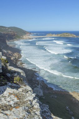 Güney Afrika'da kayalık sahil