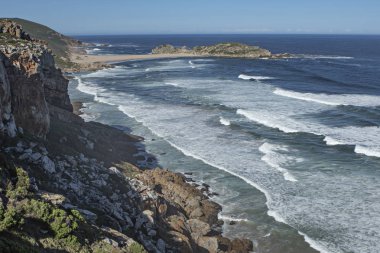 Güney Afrika'da kayalık sahil