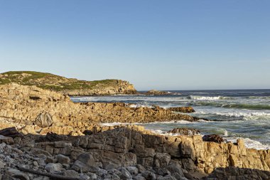 Güney Afrika'da kayalık sahil