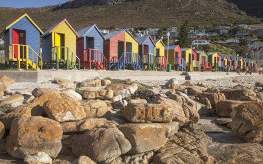 Güney Afrika 'da plajda Renkli kabin