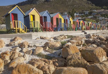 Güney Afrika 'da plajda Renkli kabin