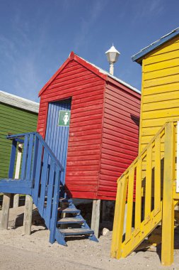 Güney Afrika 'da plajda Renkli kabin