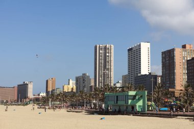 arka planda skycrapers ile Durban Plajı