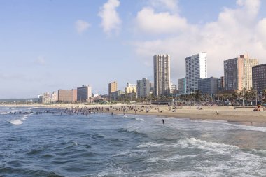arka planda skycrapers ile Durban Plajı