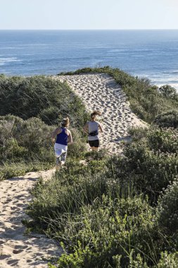 kum çalışan iki kadın