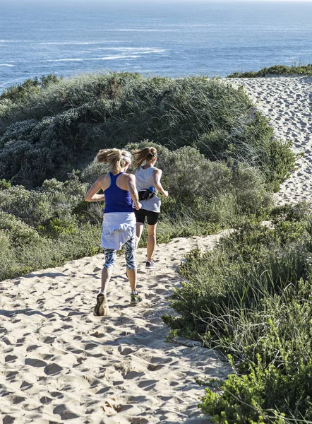Twee Vrouwen Die Het Zand Rennen — Stockfoto