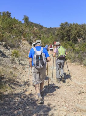 bir taşlı yolda yürüyüş yürüyüşçüler grubu