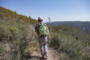 Yolda yürüyen bir grup yürüyüşçü