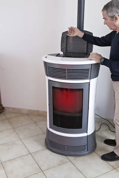 Hombre Llenando Una Estufa Pellets — Foto de Stock