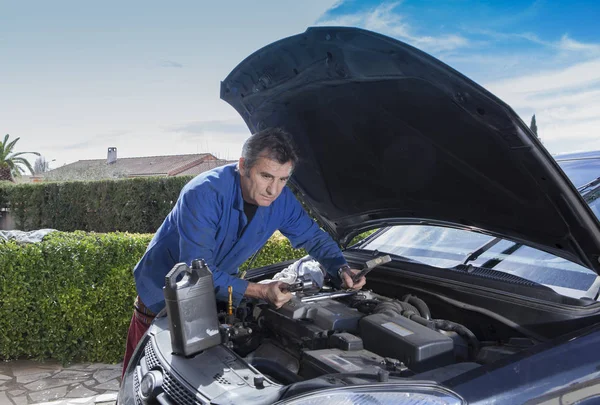 Homme Dépannage Une Voiture — Photo