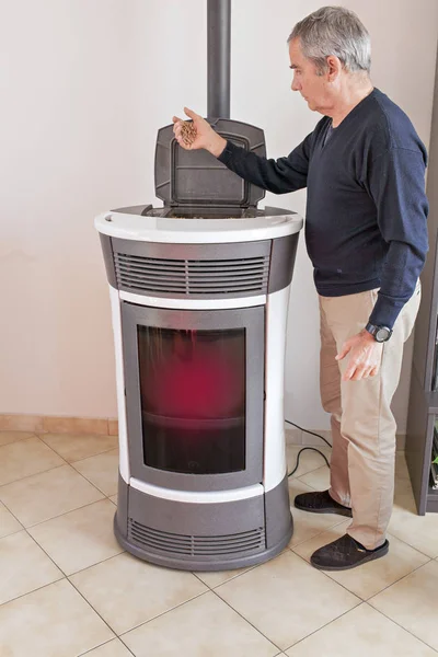 Hombre Llenando Una Estufa Pellets — Foto de Stock