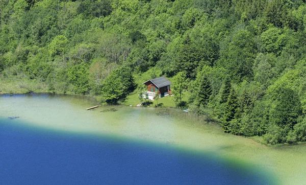 湖边的小房子 — 图库照片