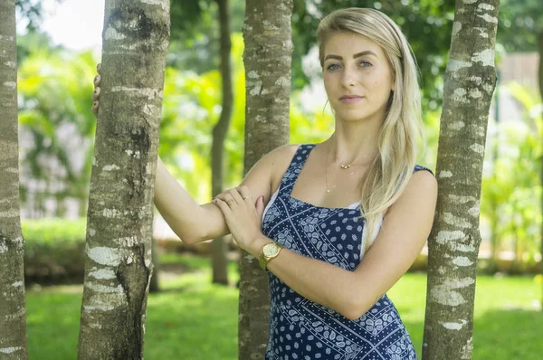 Kız mavi gözleri ve bahçede beyaz deri ağaç orta sho tutan