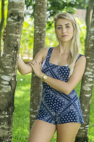 Girl blue eyes and white skin in the garden — Stock Photo, Image