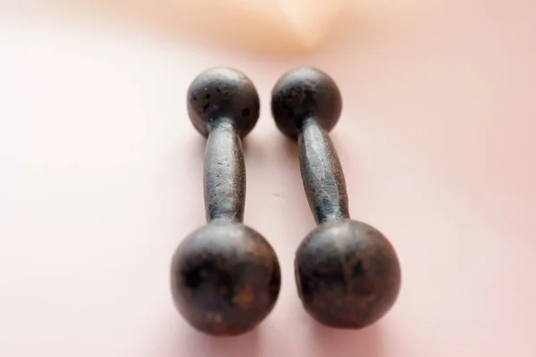 Two Black Metal Dumbbells for Fitness — Stock Photo, Image