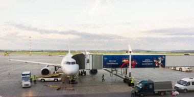 Yekaterinburg, Sverdlovsk Oblast, Rusya Federasyonu - 15 Temmuz 2018: havaalanında Koltsovo, Yekaterinburg bir uçuş için bekleyen bir uçak