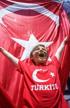 Çocuk ve ipek sallayarak Ulusal Türkiye bayrağı